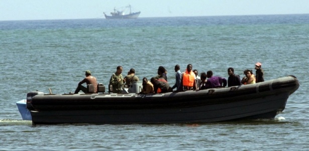 A Guarda Civil da Espanha localizou, em 16 de agosto, um barco onde viajavam 21 imigrantes africanos que tentavam chegar ao porto de Melila. A embarcação foi posteriormente escoltada pela Marinha do Marrocos de volta ao continente - Efe