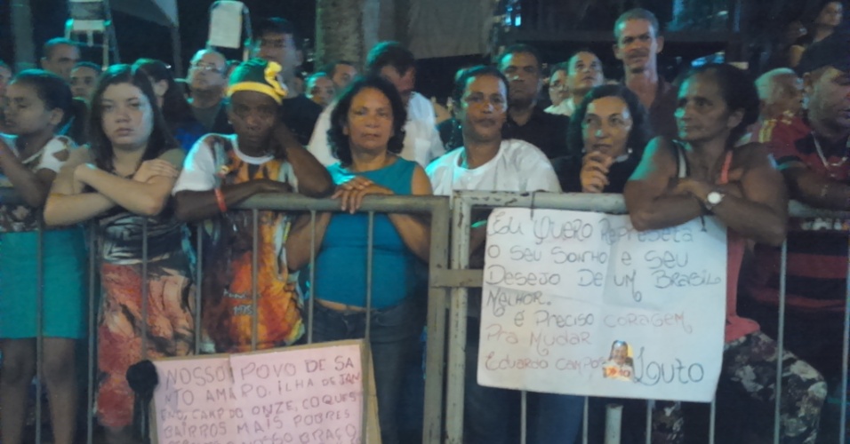 16.ago.2014 - Mais de mil pessoas aguardam a chegada dos restos mortais do ex-governador de Pernambuco, Eduardo Campos, na noite deste sábado, em frente ao Palácio do Campo das Princesas, no Recife