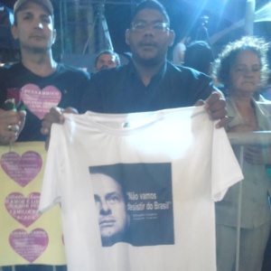 O autônomo Geselmo Baborsa veio de Jatobá para o Recife. Ao chegar, comprou logo uma camisa com a frase que marcou a despedida do ex-governador: "Não vamos desistir do Brasil"