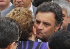 A presidente Dilma Rousseff cumprimenta o candidato tucano ao Planalto, Aécio Neves - Paulo Whitaker/Reuters