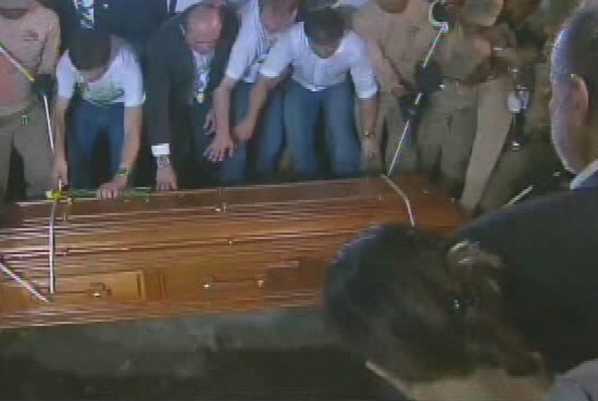 17.ago.2014 - Caixão com os restos mortais do ex-governador de Pernambuco, Eduardo Campos, é enterrado no cemitério de Santo Amaro, no Recife, no início da noite deste domingo (17)