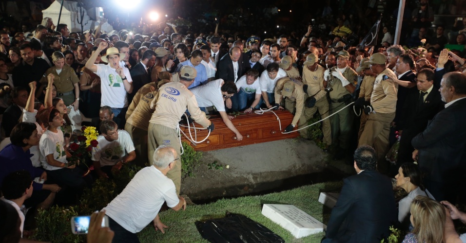 17.ago.2014 - Caixão com os restos mortais do ex-governador de Pernambuco, Eduardo Campos, é enterrado no cemitério de Santo Amaro, no Recife, no início da noite deste domingo (17)