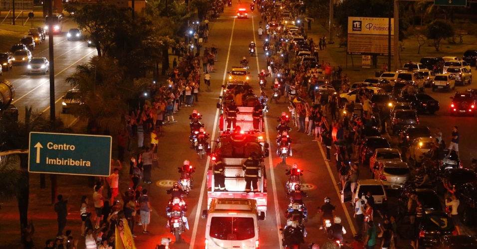 17.ago.2014 - Cortejo com restos mortais do candidato à Presidência Eduardo Campos e de dois assessores percorre ruas de Recife