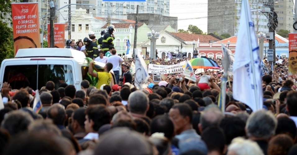 17.ago.2014 - Multidão acompanha o caminhão dos Bombeiros que leva o corpo de Eduardo Campos até o cemitério Santo Amaro, em Recife (PE), neste domingo (17). Campos morreu na última quarta-feira, em um acidente de avião que matou ainda outras seis pessoas