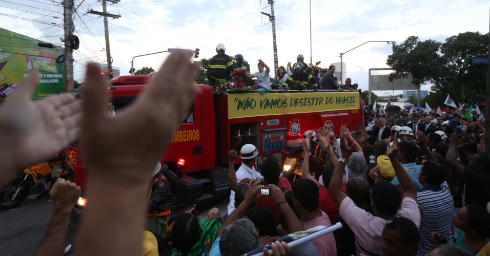 17.ago.2014 - Multidão acompanha o carro dos Bombeiros que leva o corpo de Eduardo Campos até o cemitério Santo Amaro, em Recife (PE), neste domingo (17). Campos morreu na última quarta-feira, em um acidente de avião que matou ainda outras seis pessoas