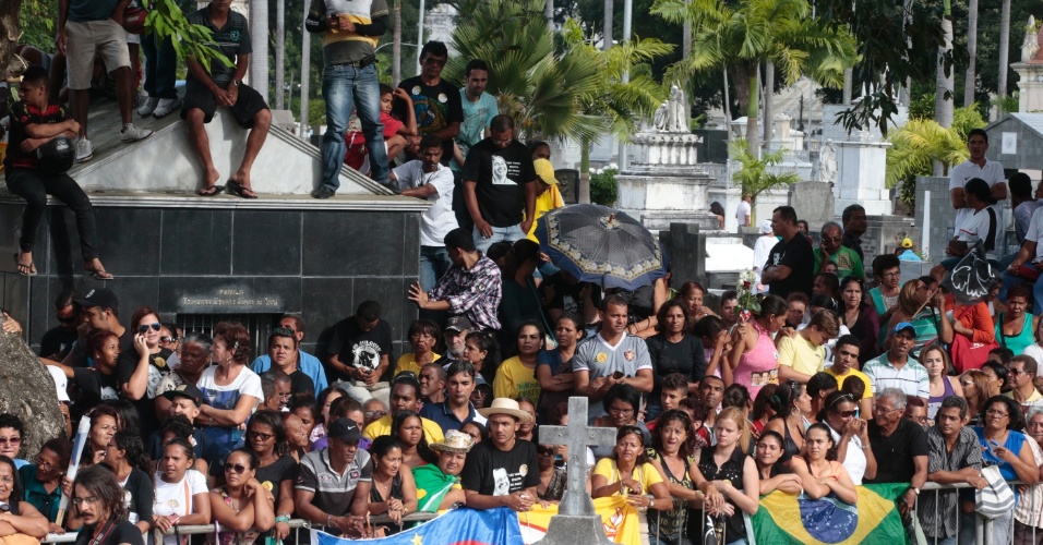 17.ago.2014 - Multidão lota Cemitério de Santo Amaro, quanto aguarda a chegada dos restos mortais do ex-governador de Pernambuco, Eduardo Campos, neste domingo (17), no Recife