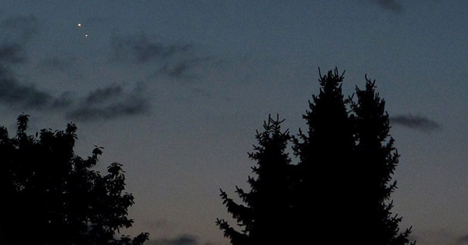 18.ago.2014 - A conjunção de Vênus e Júpiter é vista aqui sobre Königswinter-Heisterbacherrott na Alemanha
