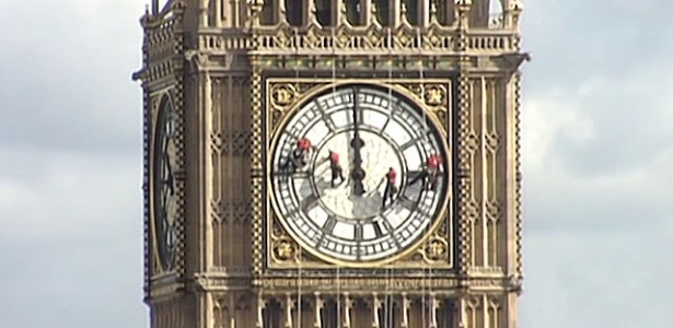 A torre do relógio Big Ben, ao lado do Parlamento de Londres, passou por uma limpeza delicada. Quatro limpadores ficaram horas pendurados por cabos limpando cada face do relógio - Reprodução