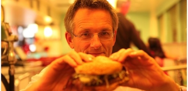 O médico britânico Michael Mosley comeu aproximadamente 130 gramas de carne por dia para testar os efeitos sobre seu corpo - BBC Horizon