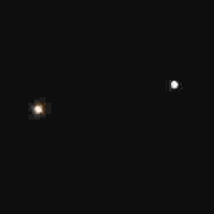 18.ago.2014 - Vênus (à esq.) e Júpiter (dir.) parecem muito próximos nesta rara conjunção dos planetas, que são vistos aqui sobre as pontes Hell Gate e Robert F. Kennedy na manhã desta segunda-feira (18) em Nova York - Stan Honda/AFP