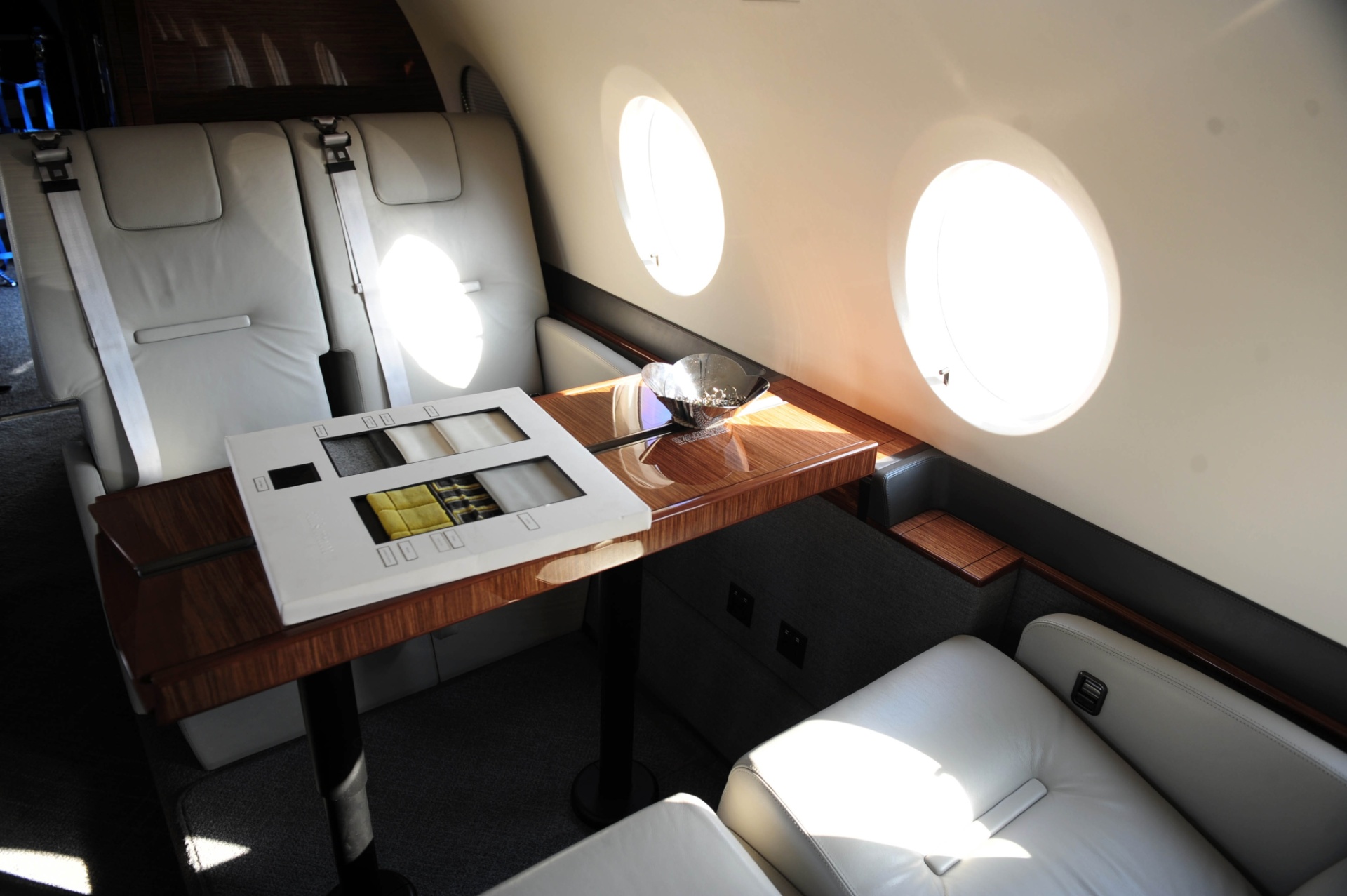 Detalhe interno do jato G650 ER , da Gulfstream capacidade para percorrer uma distância de 13.890 quilômetros e pode transportar até oito passageiros - Junior Lago/UOL