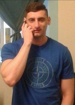 Liam Whitnell, 31, aparece em fotos do Facebook usando o celular na prisão  - Reprodução/Daily Mail 