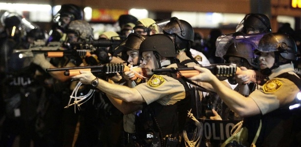 Polícia enfrenta manifestantes que protestavam contra a morte de negro no Missouri - Joshua Lott/Reuters