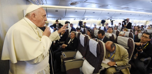 Francisco conversa com jornalistas durante o voo da companhia Korean Airlines que o levou de volta para o Vaticano, após uma visita de cinco dias à Coreia do Sul - Daniel dal Zennaro/Efe