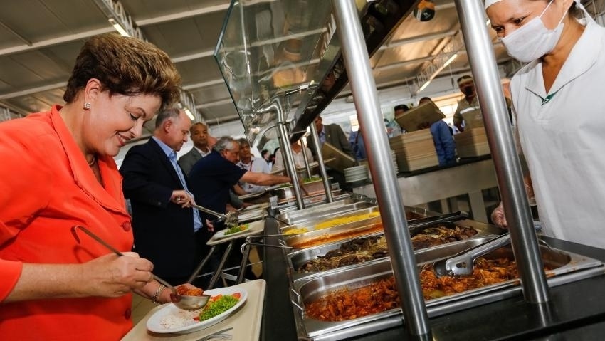 19.ago.2014 - A candidata à Presidência da República Dilma Rousseff (PT) almoça em 'bandejão' após visita à usina hidrelétrica Santo Antônio, em Rondônia, nesta quarta-feira (19). Na visita, Dilma lembrou a 