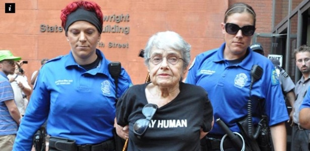 Hedy Epstein, 90, é presa ao participar de protestos em St. Louis, Missouri (EUA) - Reprodução/The Independent