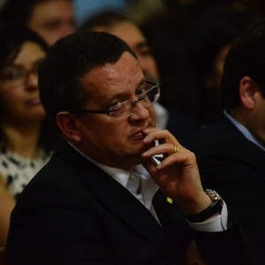 Deputado federal Beto Albuquerque (PSB-RS) participa de missa de sétimo dia em homenagem ao ex-candidato à Presidência Eduardo Campos