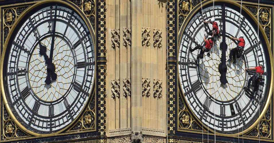 19.ago.2014 - Limpadores utilizam rapel para fazer a limpeza e polimento do Big Ben, acima do Parlamento britânico, no centro de Londres, na Inglaterra