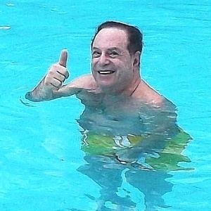 Maluf posta foto com banho em piscina para "fugir" de balde de gelo