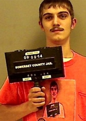 Na cadeia, Robert Burt, 19, usa camiseta com foto de sua apreensão anterior - Reprodução/Telegraph/Somerset County Jail