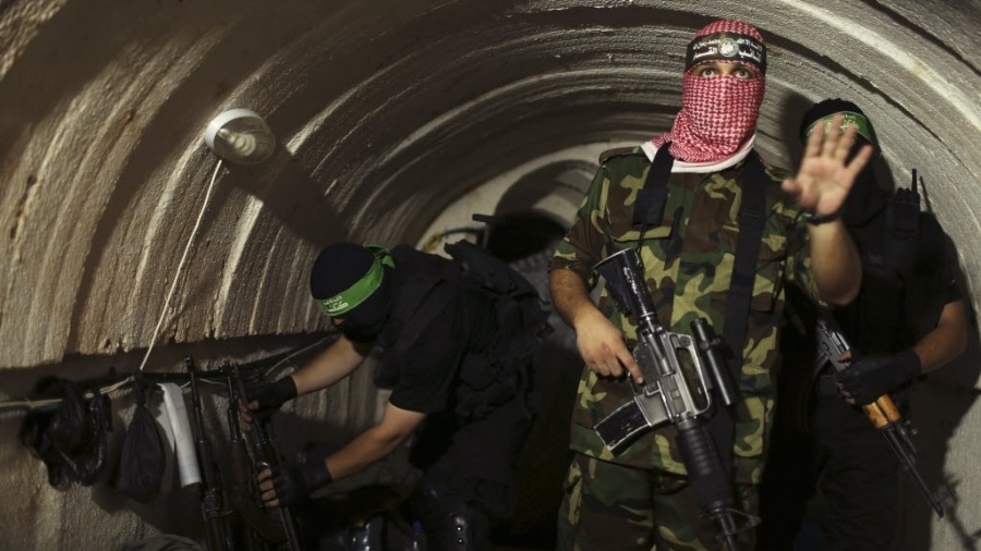19.ago.2014 - Palestino das brigadas Izz el-Deen al-Qassam, braço armado do movimento Hamas, acompanham jornalista por um túnel subterrâneo em Gaza