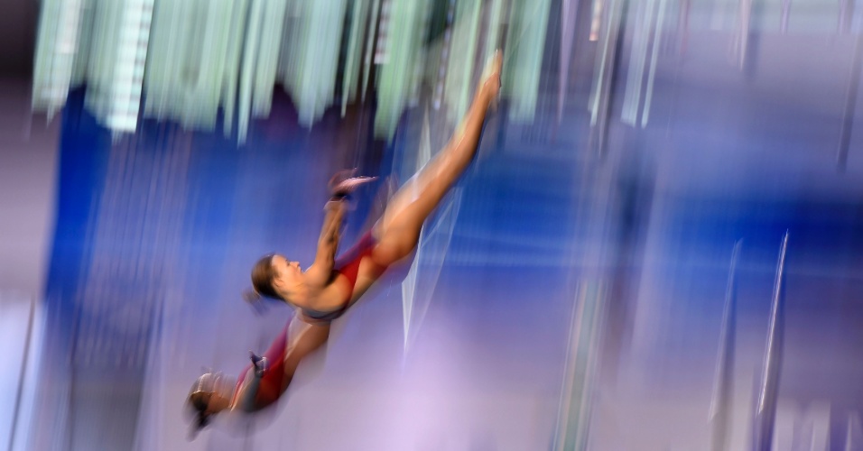 19.ago.2014 - Atletas húngaras Villo Kormos e Zsofia Reisinger competem no salto sincronizado da plataforma de 10m no campeonato de natação 32º LEN Europeu em Berlim, na Alemanha