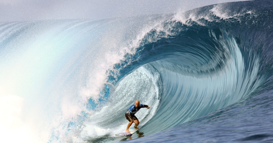 19.ago.2014 - Surfista australiano Nathan Hedge desce uma onda durante a 14ª edição do evento de surfe Pro Tahiti Billabong, em Teahupoo, na ilha da Polinésia Francesa