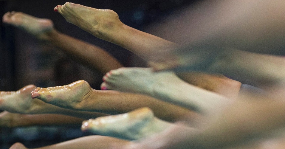 20.ago.2014 - Atletas saltam na largada para os 200 metros estilo livre nos Jogos Olímpicos da Juventude 2014, em Nanjing, na província de Jiangsu, na China