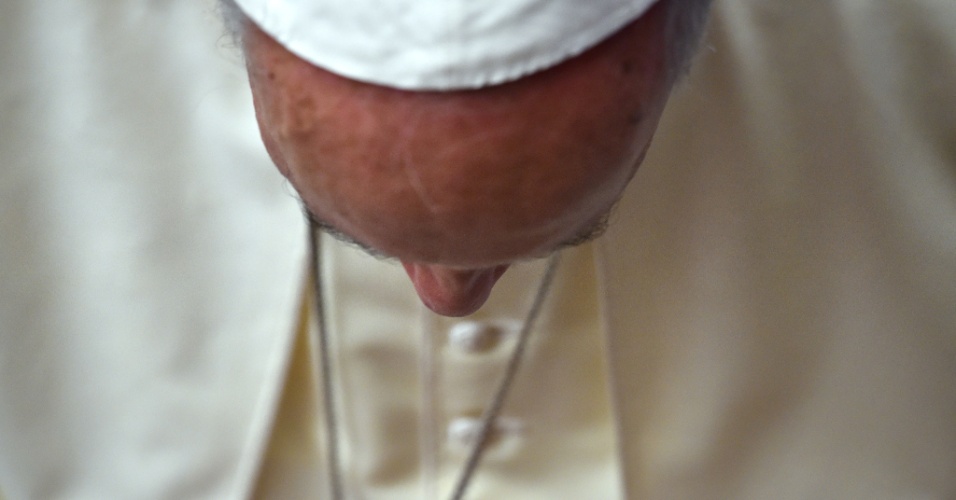 20.ago.2014 - Papa Francisco é retratado ao deixar sua audiência geral na Sala Paulo 6º no Vaticano