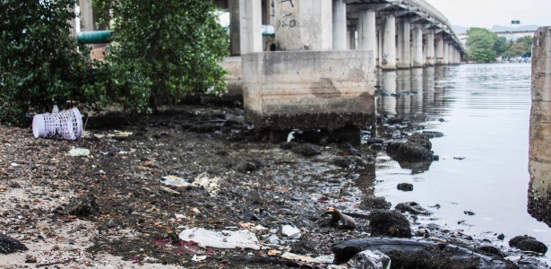 Itens plásticos compõem lixo que se acumula sob ponte no Rio de Janeiro - Diego Assis/Estadão Conteúdo