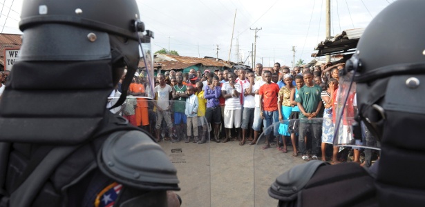 Soldados da força de Segurança da Libéria usaram balas de borracha e bombas de gás lacrimogêneo para dispersar manifestantes que queriam entrar em centro de quarentena de pacientes com o vírus ebola em West Point - 2Tango/Reuters
