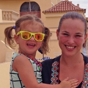 Fae Platten, 4, com a mãe, durante as férias em Tenerife (Ilhas Canárias); a menina ter alergia severa a castanhas - Reprodução/Daily Mail