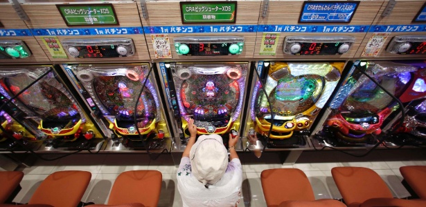Um aposentado joga pachinko em uma loja em Fuefuki, em Tóquio. A indústria do pachinko, um dos jogos mais populares no Japão, vem enfrentando a competição dos cassinos - Issei Kato/Reuters