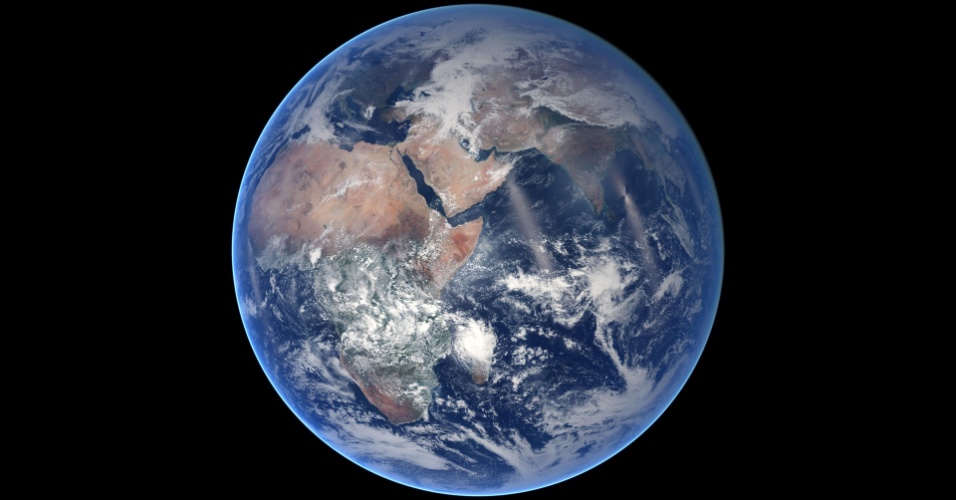 21.ago.2014 - Imagem divulgada pelo Observatório da Terra, da Nasa (agência espacial americana) mostra a Terra como uma esfera de bordas azuladas