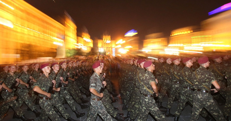 21.ago.2014 - Soldados ucranianos marcham durante um ensaio do desfile militar para o Dia da Independência, na praça da Independência, no centro de Kiev, na Ucrânia
