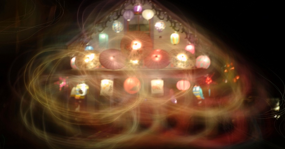 21.ago.2014 - Lanternas iluminam uma casa durante o festival de iluminação noturna realizado anualmente em Oak Bluffs, em Martha Vineyard, Massachusetts, nos EUA