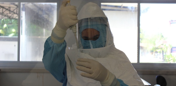 Cientista usa roupas impermeáveis e equipamentos de proteção individual indicados para análise de vírus altamente contagiosos no Instituto Evandro Chagas, em Belém - Divulgação