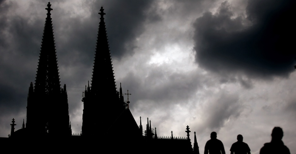 22.ago.2014 - Nuvens escuras pairam sobre a Catedral de Colônia, na Alemanha