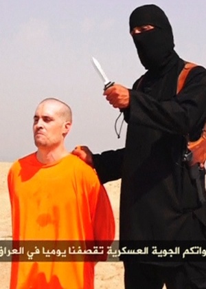 22.ago.2014 - O Estado Islâmico, grupo radical sunita que vem agindo com violência no Iraque e na Síria para impor a formação de um califado islâmico, divulgou um vídeo em que um jihadista vestido de preto executa o jornalista americano James Foley - Reuters