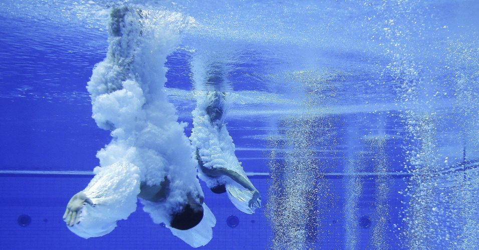 22.ago.2014 - Os saltadores italianos Michele Benedetti e Giovanni Tocci são captados em fotografia sub-aquática ao mergulharem durante salto sincronizado do trampolim de 3 metros, no Campeonato Europeu de Natação em Berlim, na Alemanha