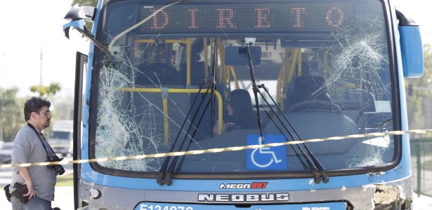 Um acidente envolvendo um ônibus do BRT Transcarioca e um caminhão deixou 19 pessoas feridas - Márcia Foletto/Agência O Globo