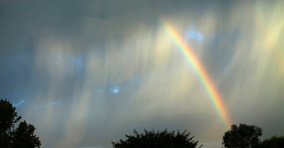22.ago.2014 - Um arco-íris rompe uma tempestade que passa através de Encinitas, na Califórnia (EUA)