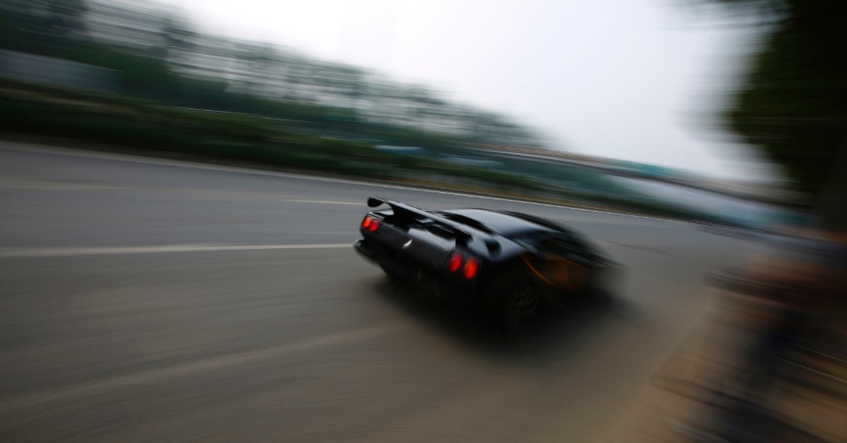 22.ago.2014 - Uma réplica artesanal da Lamborghini Diablo passa em alta velocidade por uma rua durante um test drive em Beijing, na China