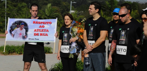 Atletas, familiares e amigos realizam um ato em homenagem ao corredor Álvaro Teno, que morreu no dia 16 após ser atropelado enquanto treinava no campus da Universidade de São Paulo - Nelson Antoine/Frame/Estadão Conteúdo