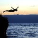 23.ago.2014 - Banhista pula de uma pedra no lado Ohrid, em Ohrid, na Macedônia, enquanto o sol se põe - Robert Atanasovski/AFP