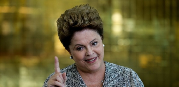 A presidente Dilma Rousseff, candidata à reeleição, dá entrevista a jornalistas no Palácio do Alvorada, em Brasília