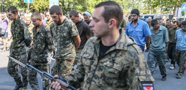 Rebeldes separatistas pró-russos forçaram dezenas de prisioneiros de guerra ucranianos a marcharem - Sergei Ilnitsky/EPA/EFE