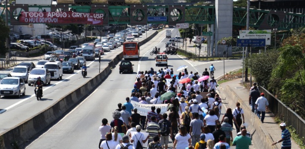 25.ago.2014 - Estudantes e funcionários do Hospital Universitário da USP saíram em passeata da Cidade Universitária e pretendem caminhar até à Faculdade de Medicina da USP - Alex Falcão/Futura Press/Estadão Conteúdo