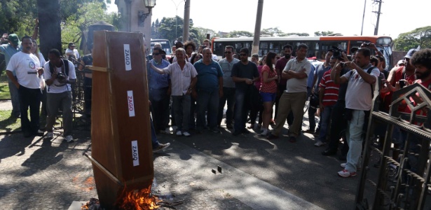 25.ago.2014 - Manifestantes queimam um caixão simbólico do reitor da USP em frente à Faculdade de Medicina, na avenida Doutor Arnaldo, em São Paulo (SP) - Alex Falcão/Futura Press/Estadão Conteúdo
