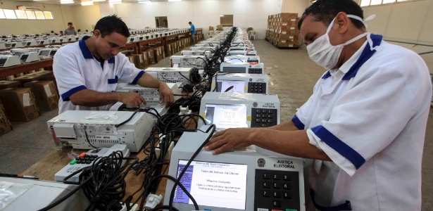 25.ago.2014 - Justiça Eleitoral prepara urnas eletrônicas para as Eleições de 2014 no Brasil